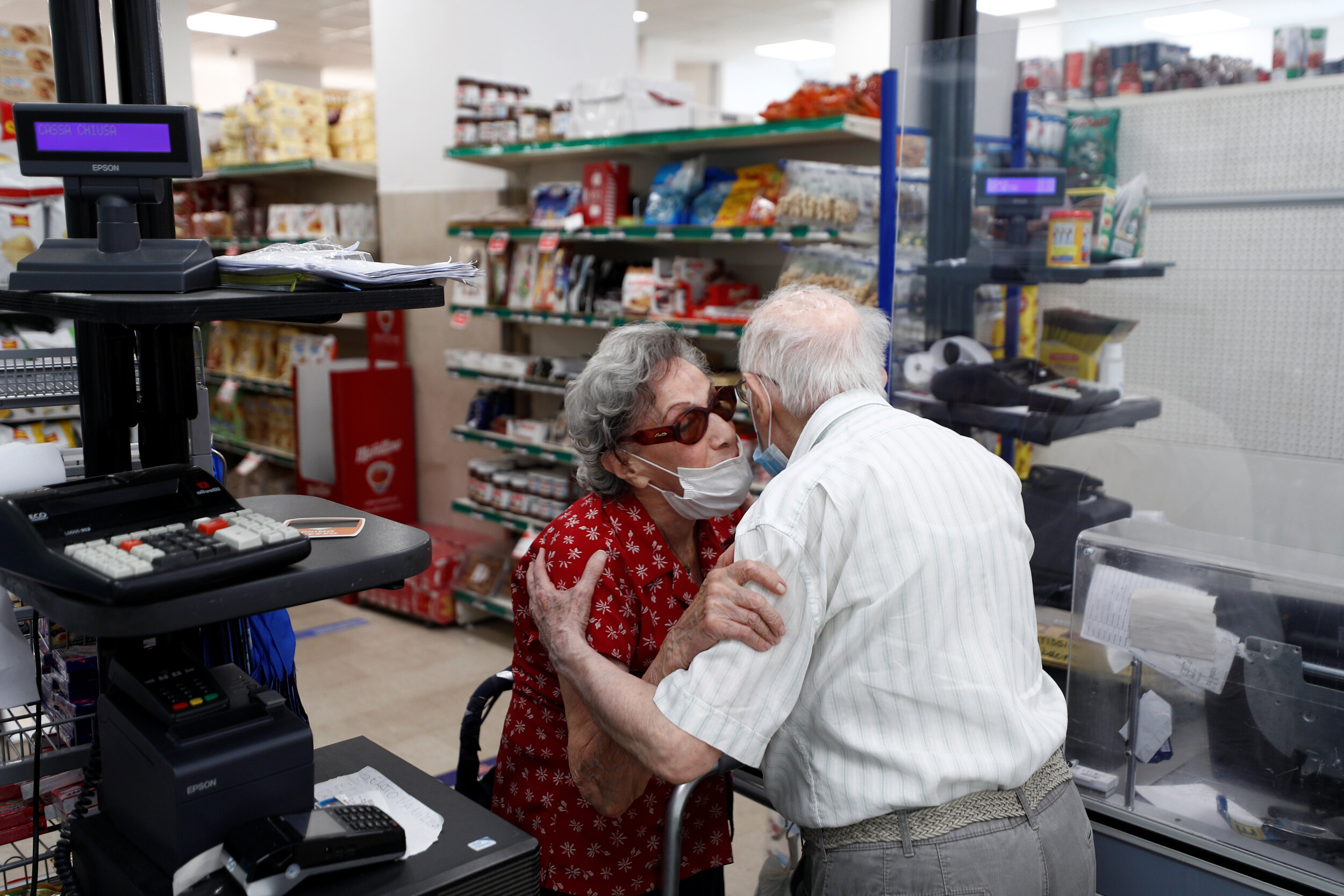  Giuseppe Paterno, 96, Italy's oldest student, hugs a friend at a supermarket, two days before he graduates from The University of Palermo with an undergraduate degree in history and philosophy, Italy, July 27, 2020. 