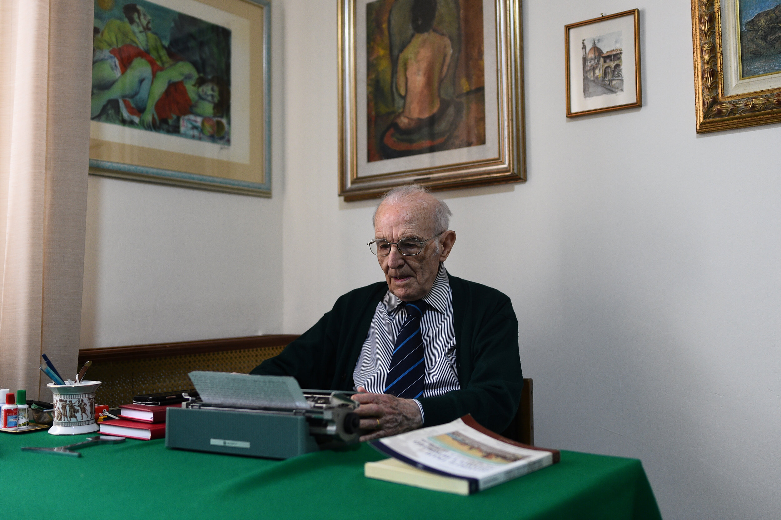  Giuseppe Paterno, 96, Italy's oldest student, who is studying for an undergraduate degree in history and philosophy at The University of Palermo, uses his typewriter as he studies for an exam, at his home in Palermo, Italy, November 4, 2019. 
