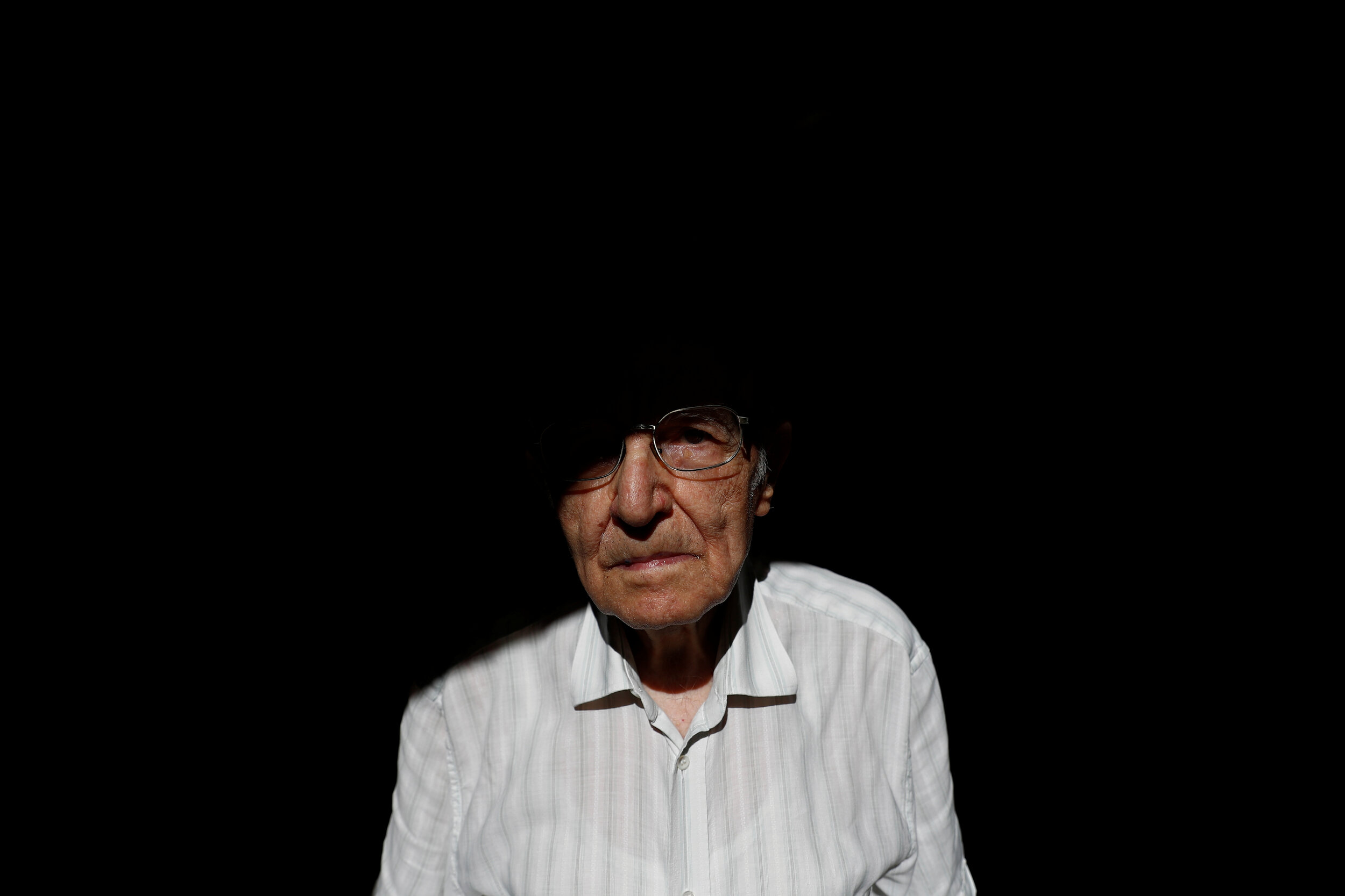  Giuseppe Paterno, 96, Italy's oldest student, poses for a photograph, a day before he graduates from The University of Palermo with an undergraduate degree in history and philosophy, at his home in Palermo, Italy, July 28, 2020. 