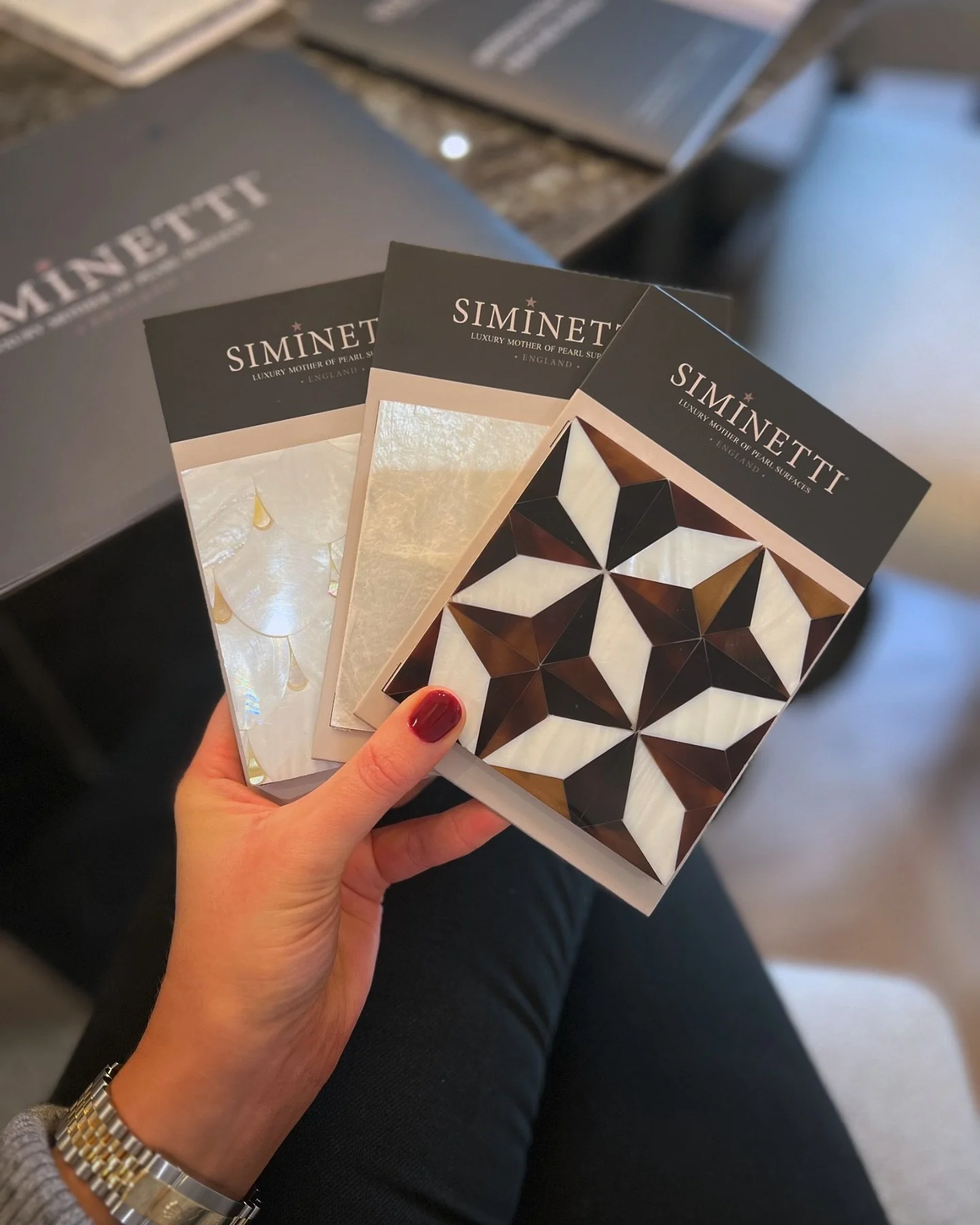 Beautiful @siminetti sample meeting in the @ridgewey_studio this week. 

#siminetti #ridgewey_studio #motherofpearl #motherofpealinlay #bespokeinteriors #interiordesign #HHD