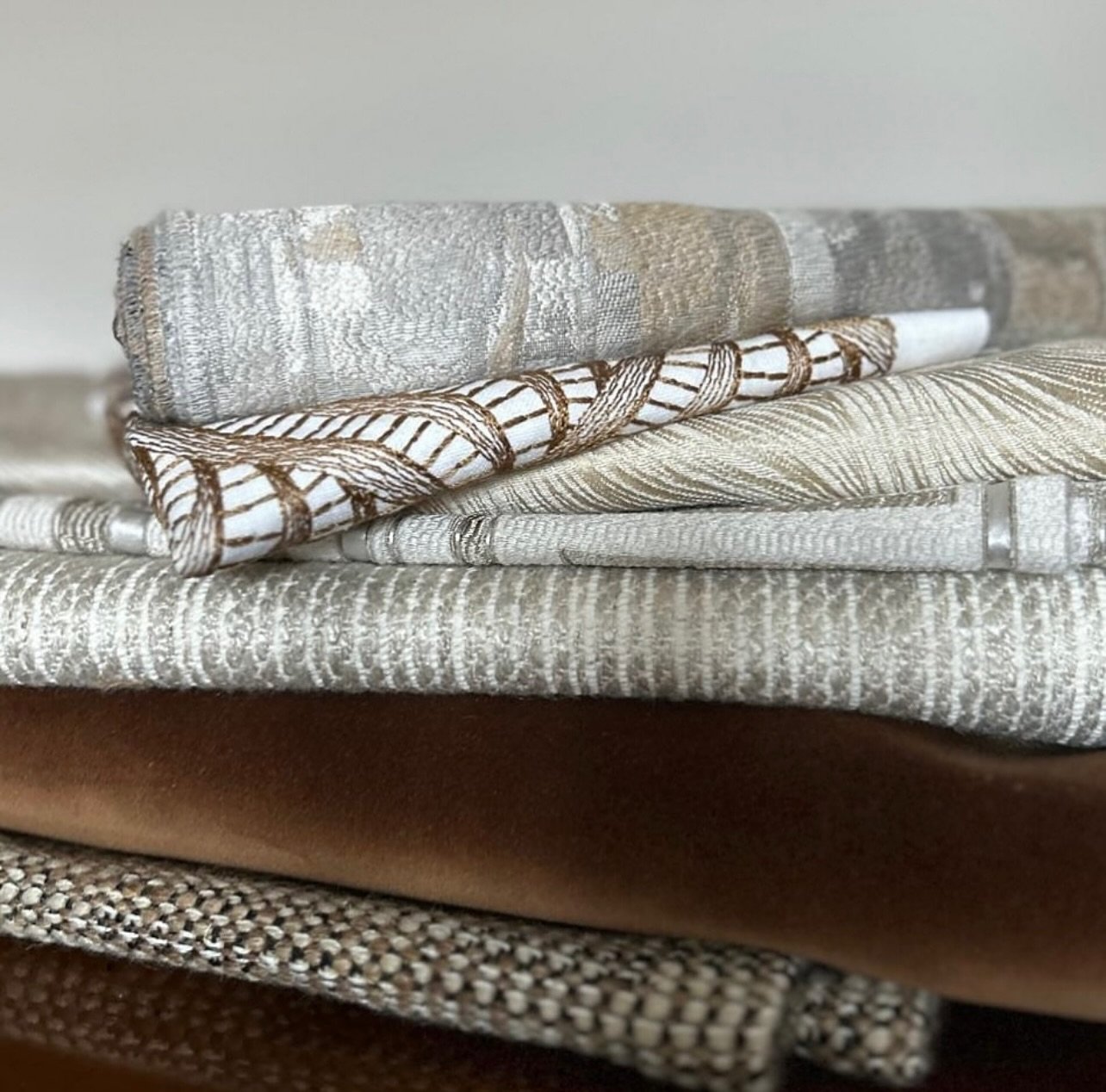 Perfectly balanced rich tones, weaves and textures

#evitavonni #fabric #fabricsourcing #interiordesign #interiorinspiration #bespokedesign 
📸 @evitavonni_london