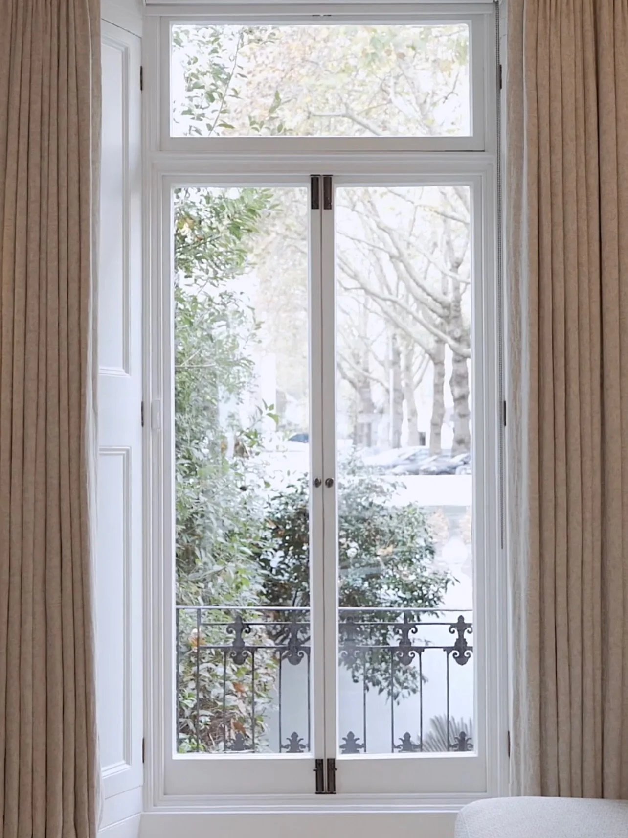 Combining elegant window treatments and classic architectural proportions, perfectly harmonised throughout our Knightsbridge town house project. 

Architecture &amp; development by @parkside_ream 

#HHD #hennesseyhousedesign #knightsbridge #knightsbr