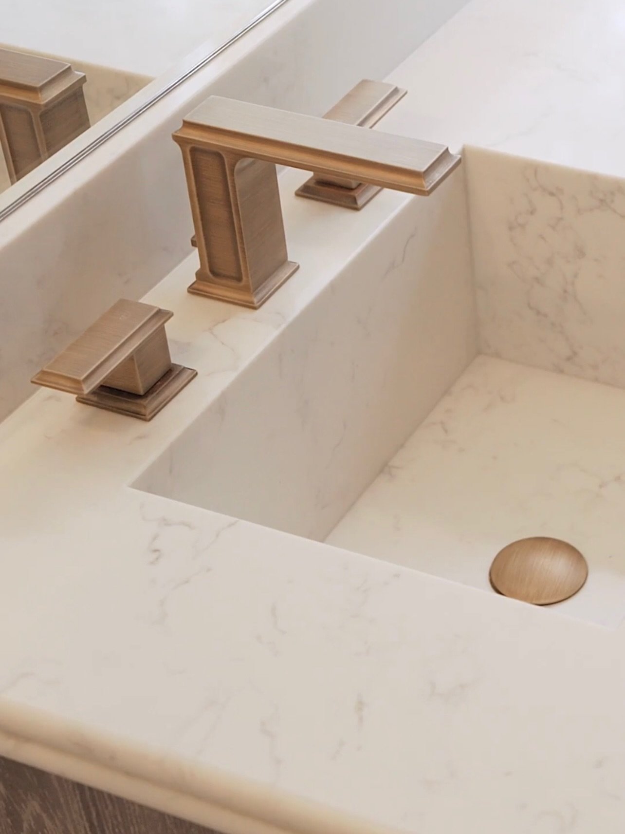 Drawing attention to the principle bathroom of our Knightsbridge townhouse project.

#HHD #hennesseyhousedesign #knightsbridge #knightsbridgeproperty #knightsbridgedesign