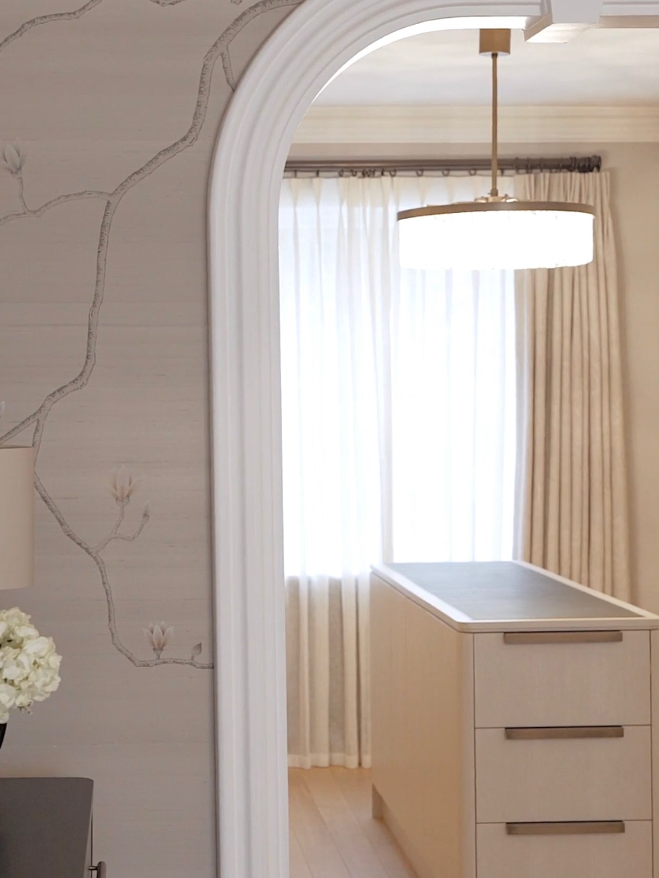 Knightsbridge Principal Suite, Dressing Room details.

Thoughtfully designed and meticulously crafted, this bespoke dressing room features tailored joinery solutions created to perfectly complement our clients lifestyle, storage requirements and dail