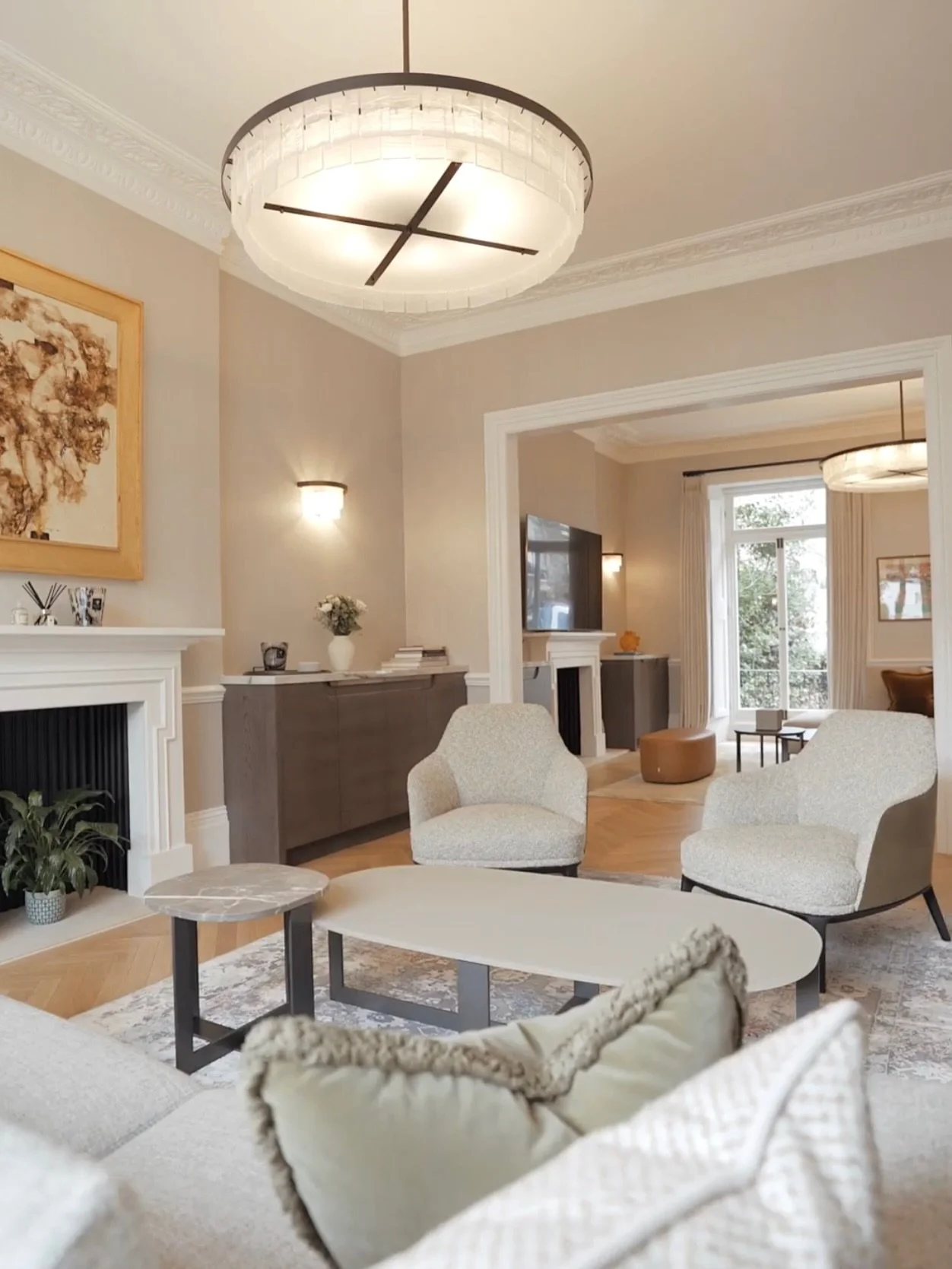 A harmonious blend of texture, colour, contemporary elegance and period charm. 

This exceptional London residence celebrates the architectural heritage of the property while introducing a refined modern aesthetic.

Bespoke joinery played a pivotal r