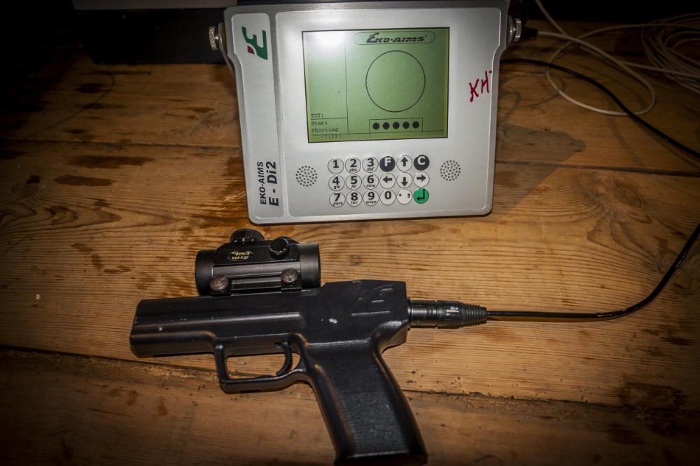 Eko Aims pistol og monitor