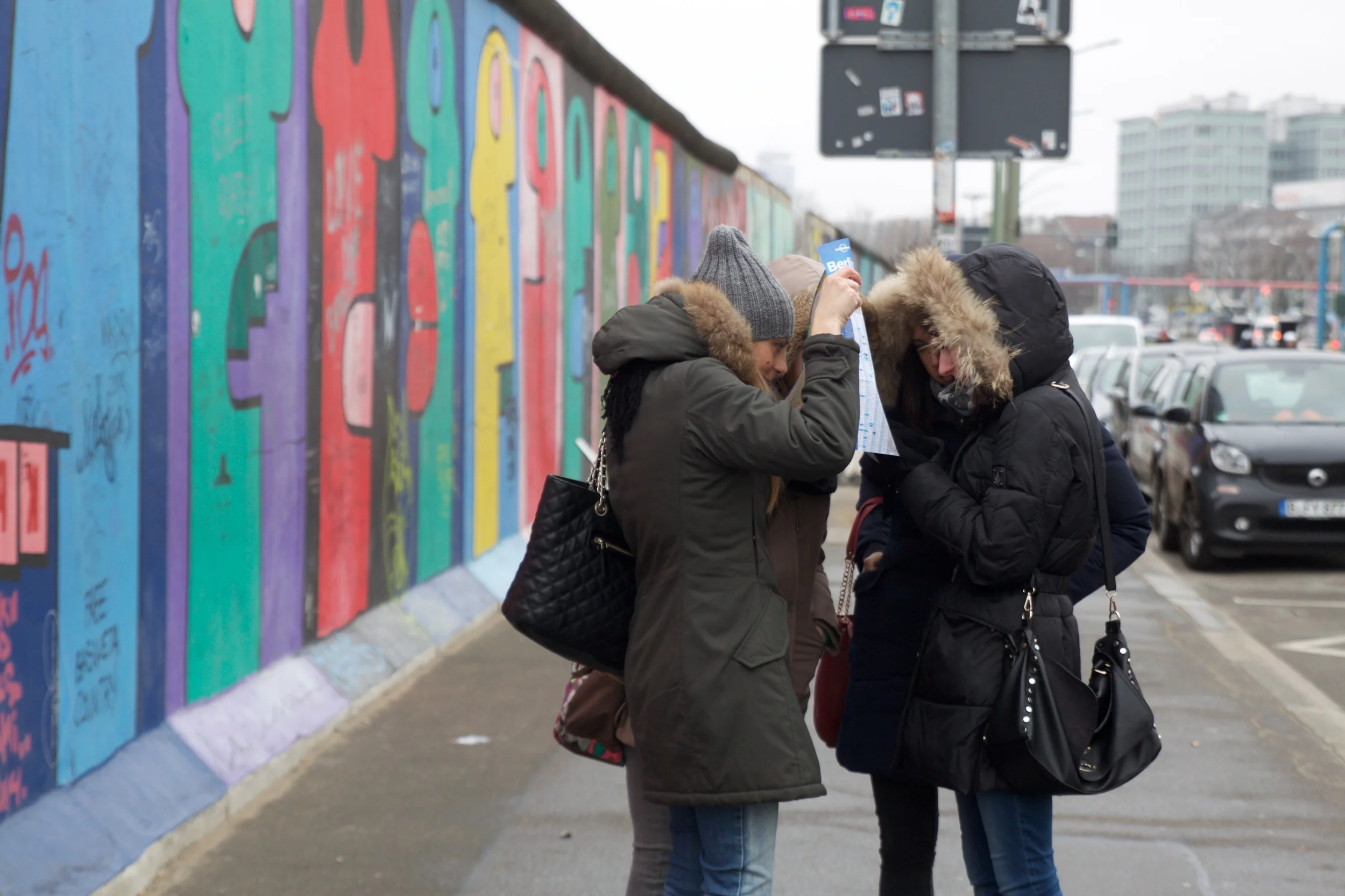 Map consultations at the Berlin Wall.
