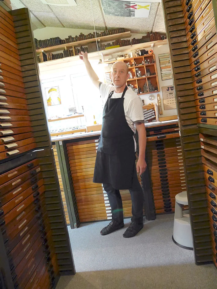 Jens esittelee lisää talon aarteita – Jens showing us more treasures of the house