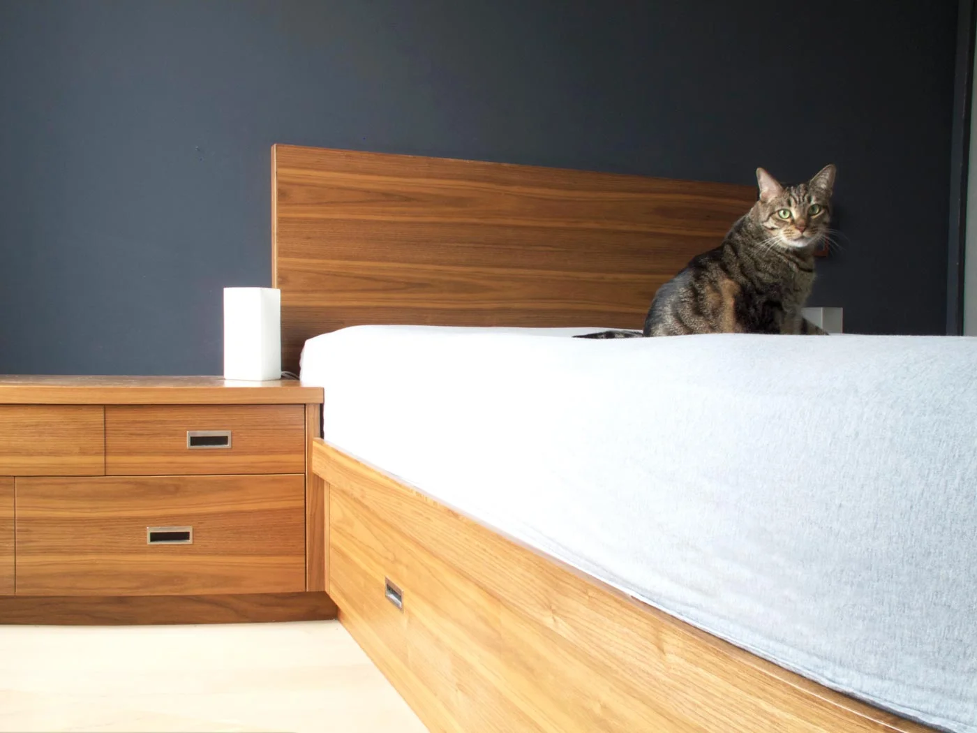 Night stand + bed