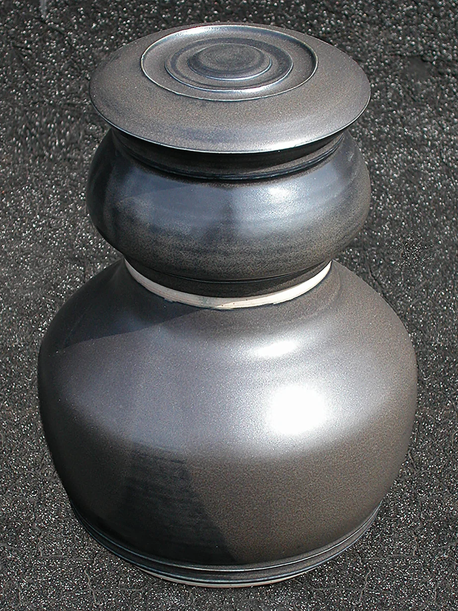 Covered Urn - Matte Black