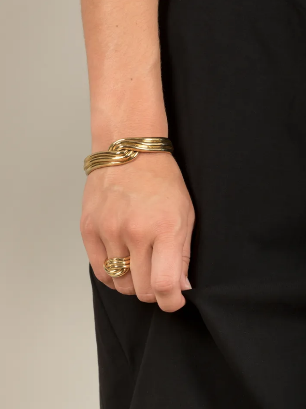 gia cuff finematter gold.png