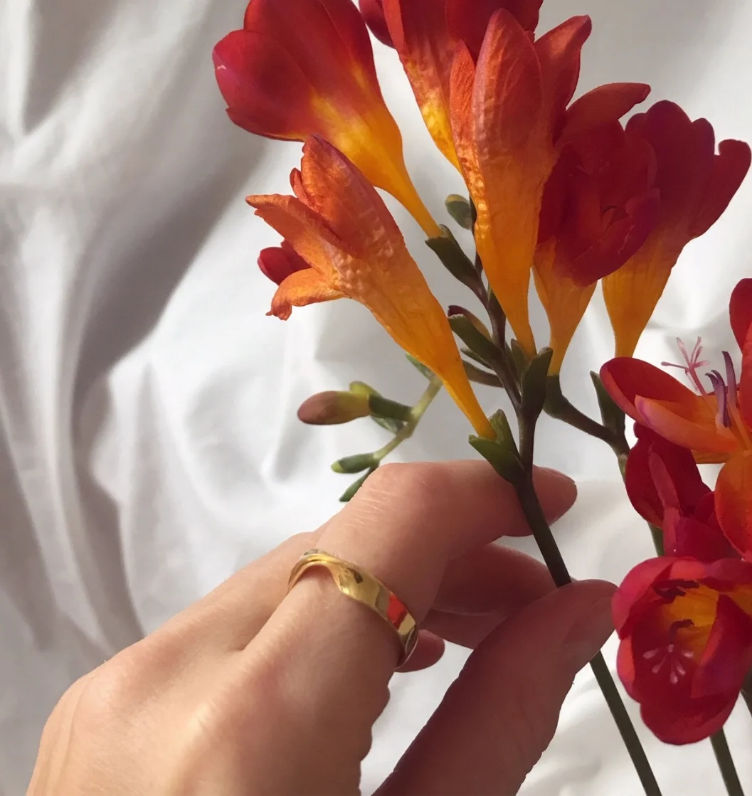 LEYRE TWIST RING GOLD LIFESTYLE PRESS.JPG