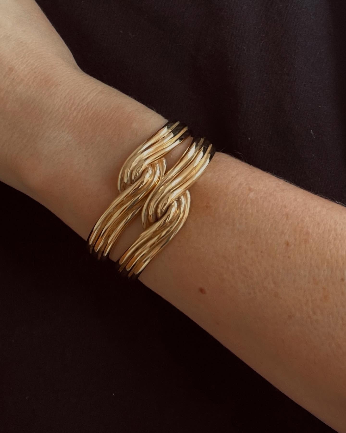 Twice as nice, double Gia cuffs 💫💫

#chunkygoldcuff
#goldcuff
#twistedcuff
#handmadejewellery
#waxcastjewellery
#britishmadejewellery
#madeinengland
#twiceasnice
#chunkygoldjewellery