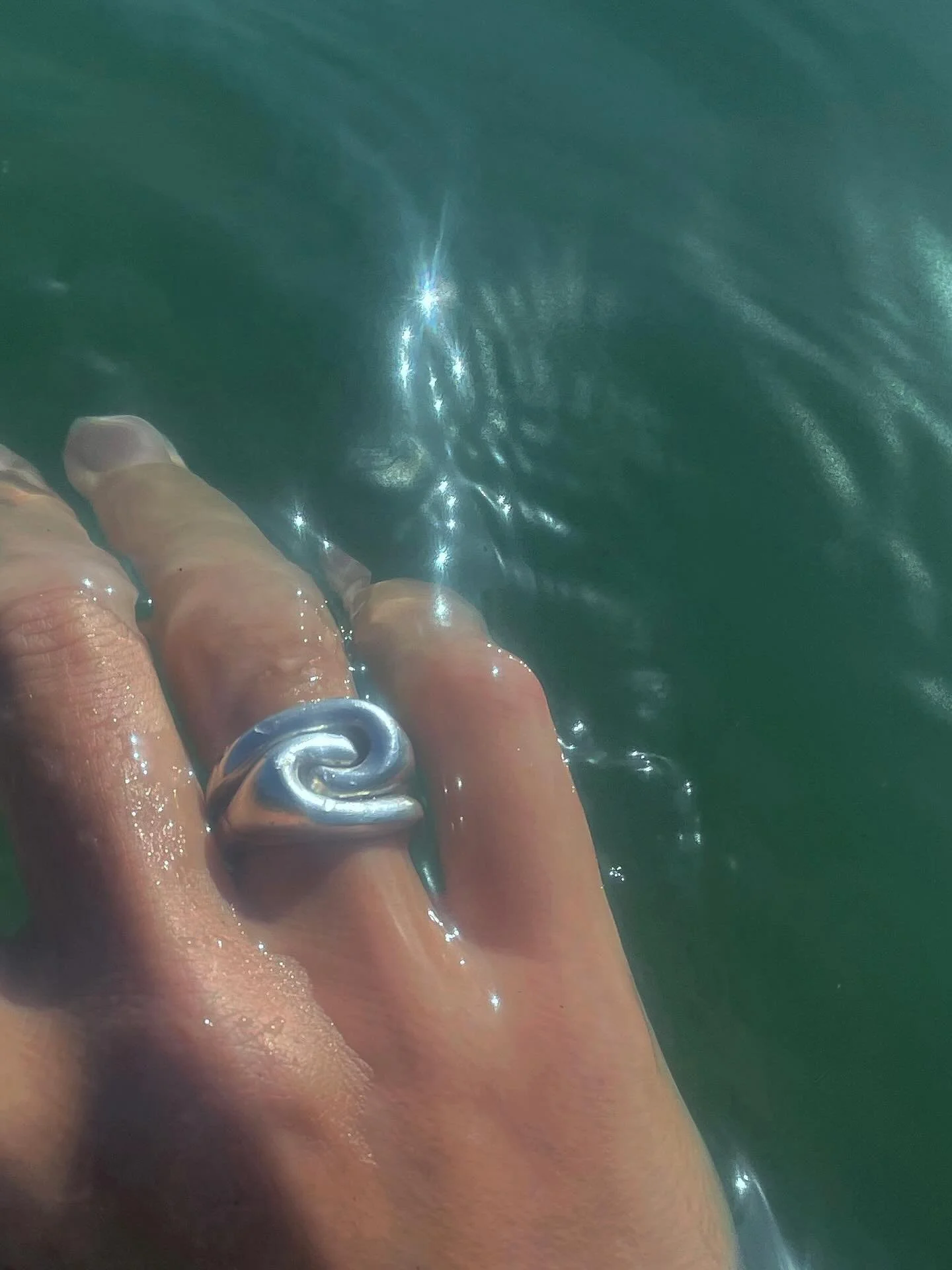 The Ravel Ring , discover a preview edit of new collection pieces, available to buy this week at the @avantelier.co X @l_d_f_official Pop up 

Let me know what you think :) 

Open daily @layerslondon 
23 Golden Square. London. W1F 9JP
13-21 Sept
11.0
