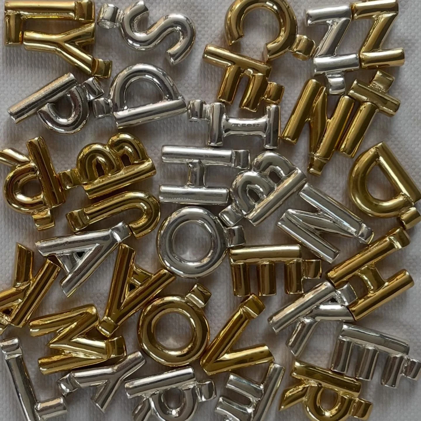 The perfect stocking filler&hellip; Our Initial pendants are stocked up and available on the website - while they last ✨ 

#stockingﬁllers #initialpendants #personalisedgiftsjewellery