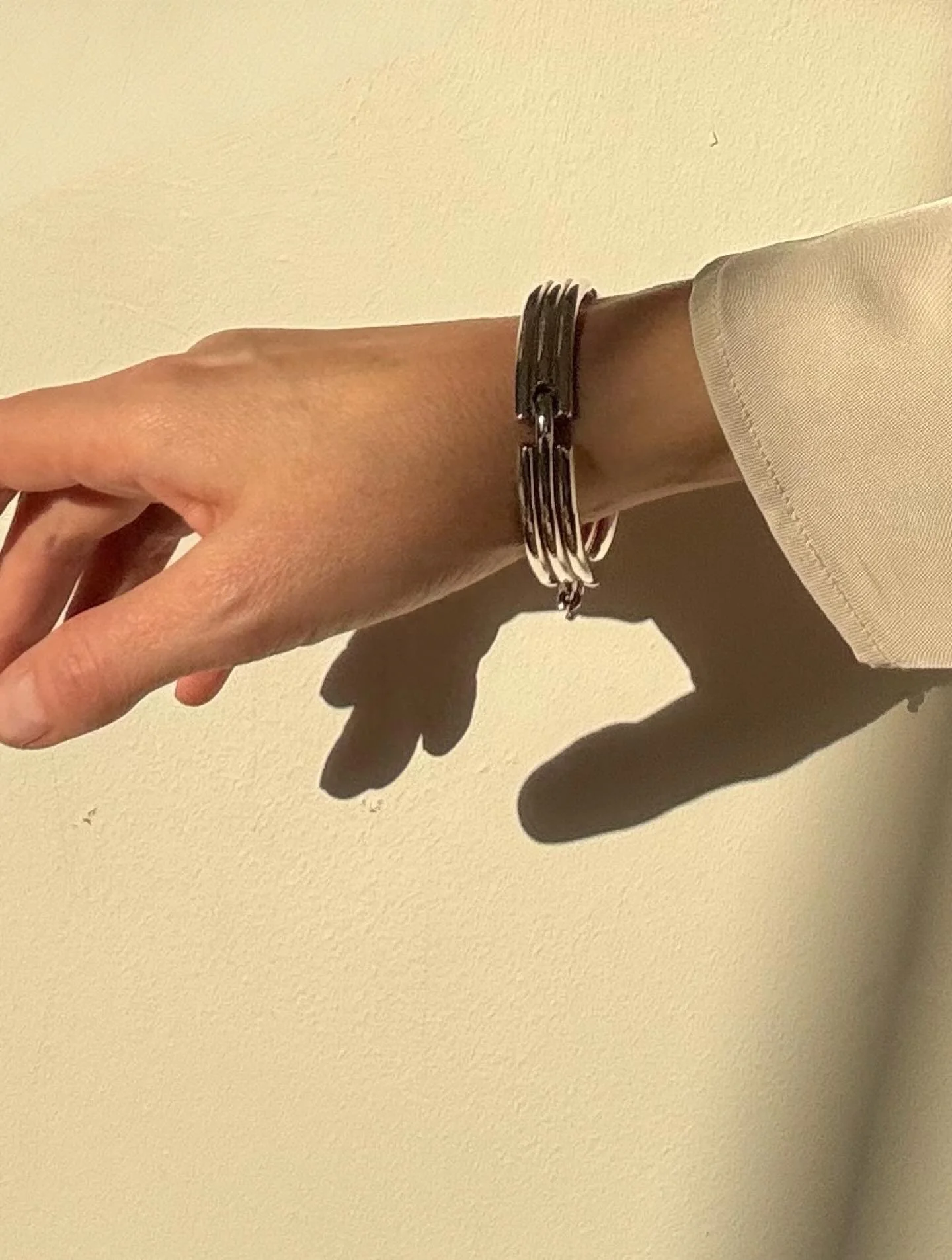 The Rizzo bracelet in solid silver 

Add a little polish to your everyday wear . This sleek, solid silver bracelet is comprised of four articulated links, hand-carved in wax and cast in solid sterling silver, hand-finished and polished to a high shin