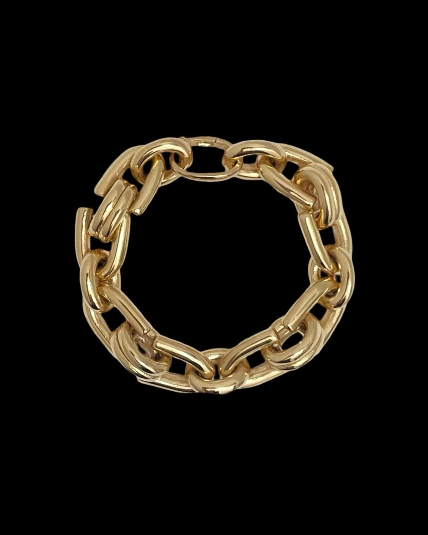 The Ursula bracelet 🖤 our in-house favourite, hand-assembled from individually cast links, a weighty chain that adds presence to any outfit ⛓️&zwj;💥

#everdayluxury #boldaccessories #chunkychainbracelet