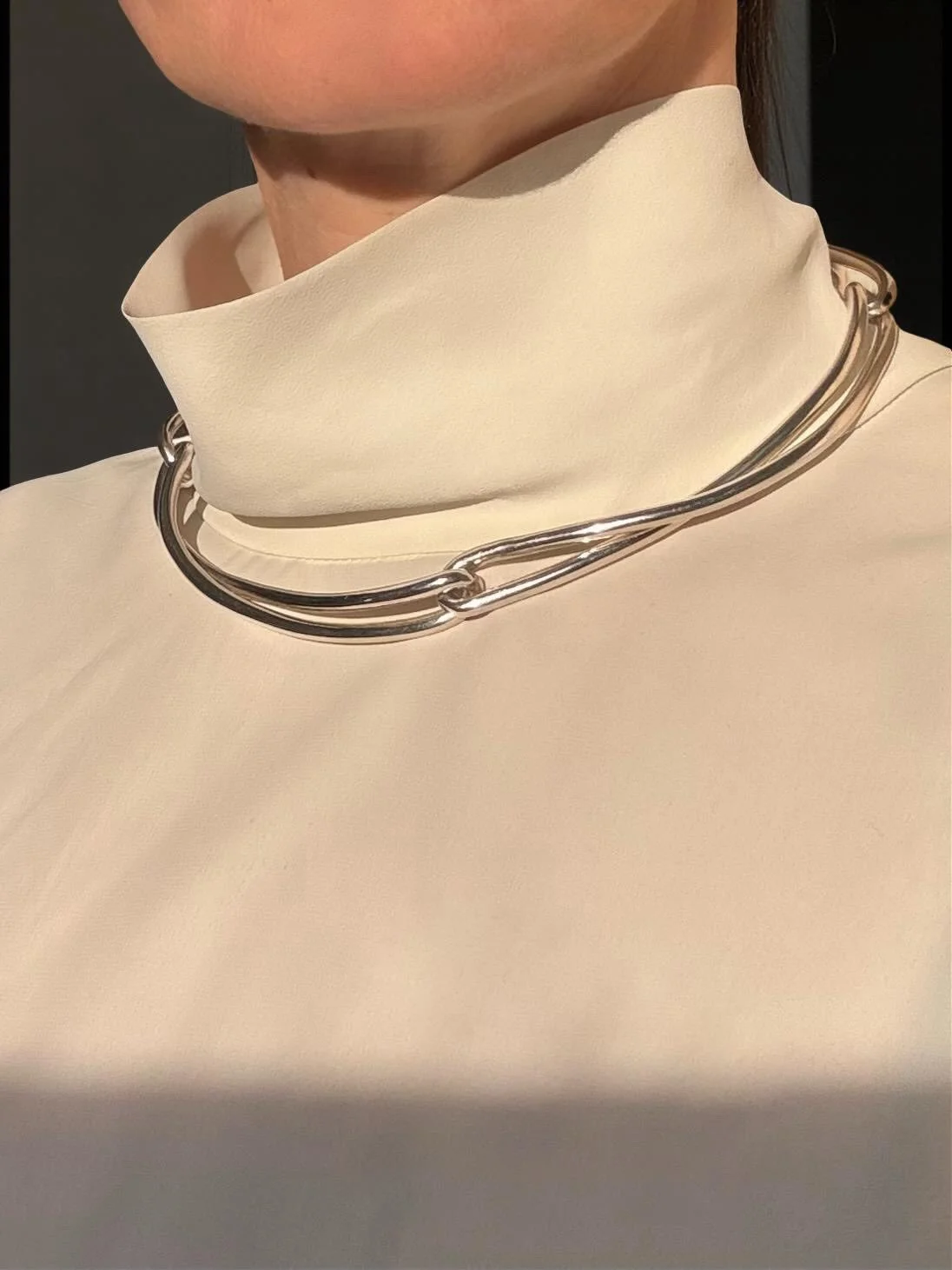 The Delphine collar hand-sculpted and cast in solid sterling silver , part of the Ondara collection. 

Discover more at www.ruddockjewellery.co.uk

#solidsilvernecklace #silverchoker #silvercollar