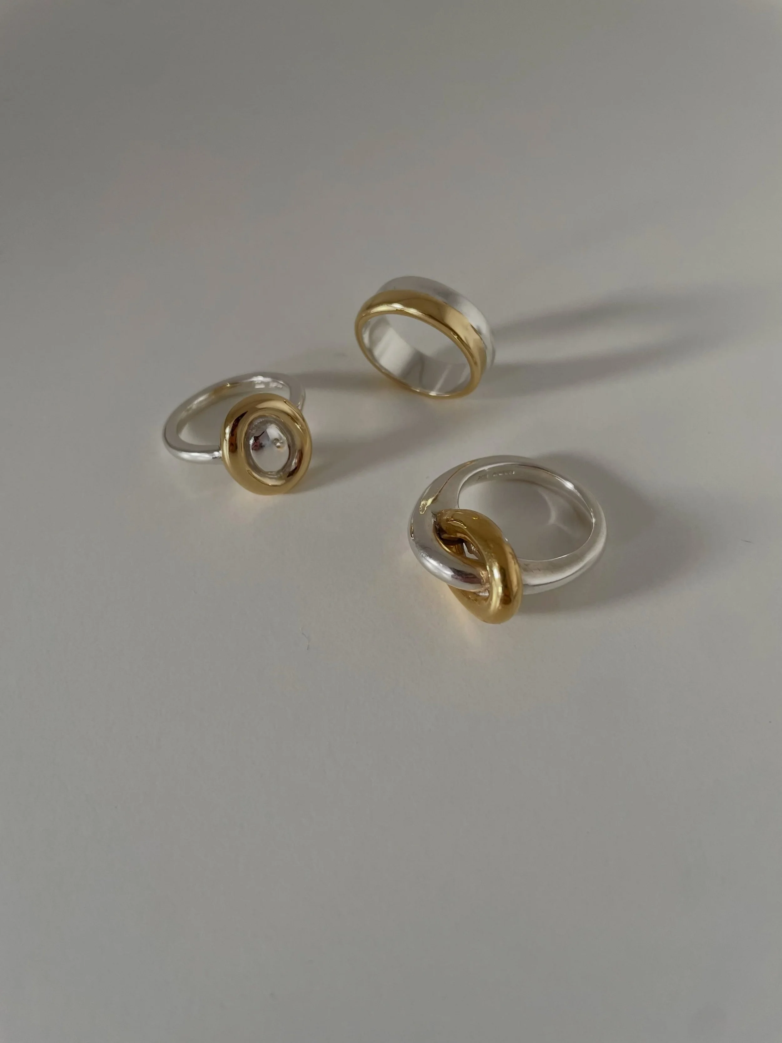 Two tone rings 🤍💛

People often ask if they can I wear silver and gold together? The answer is absolutely. There are no rules when you dress to suit yourself and blending silver and gold pieces is a great way to tie together add interest to your cu