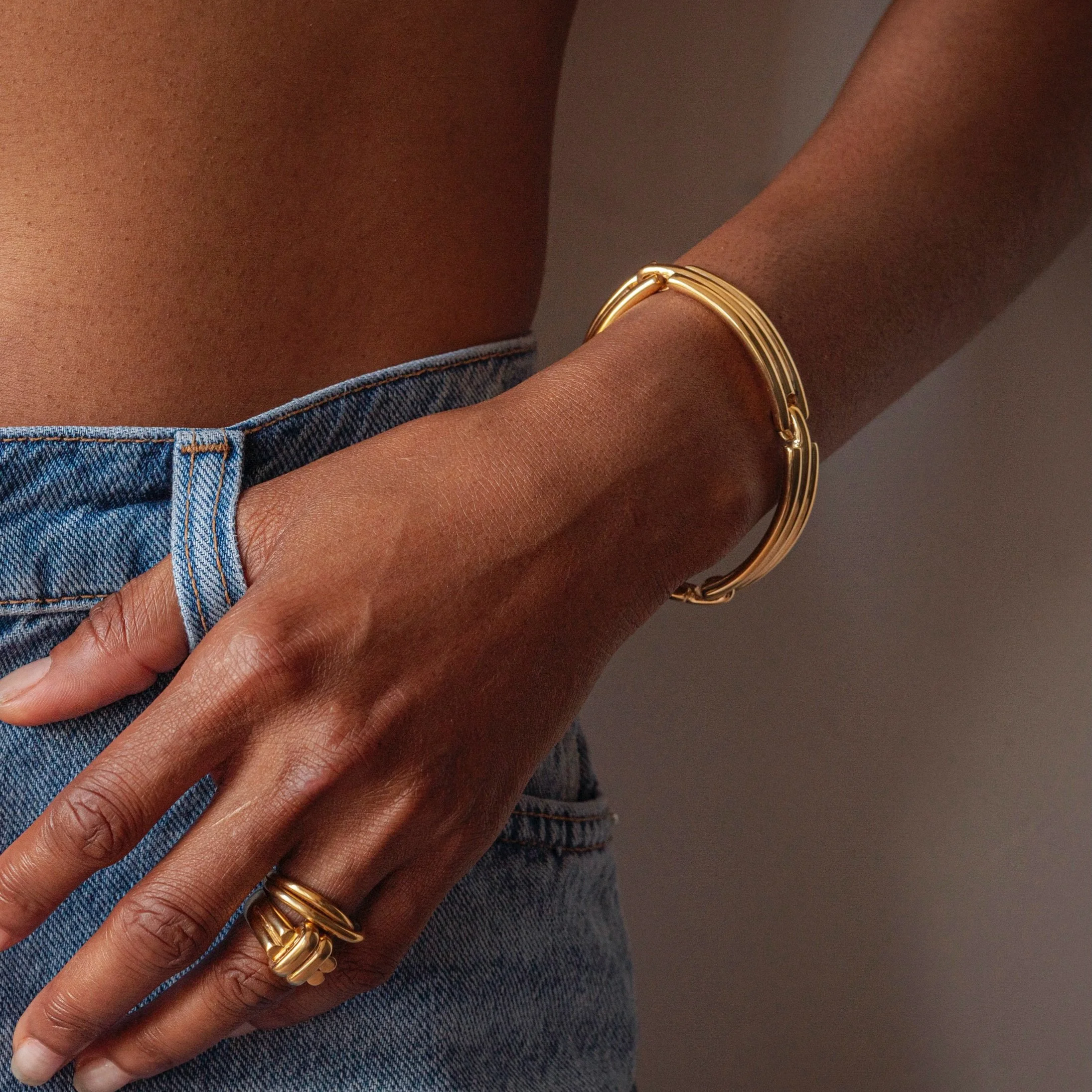 Rizzo the MVP of our wardrobe.

Striking the balance between substance and comfort, versatile enough to be worn around the clock. 

Available in solid silver or gold plate.