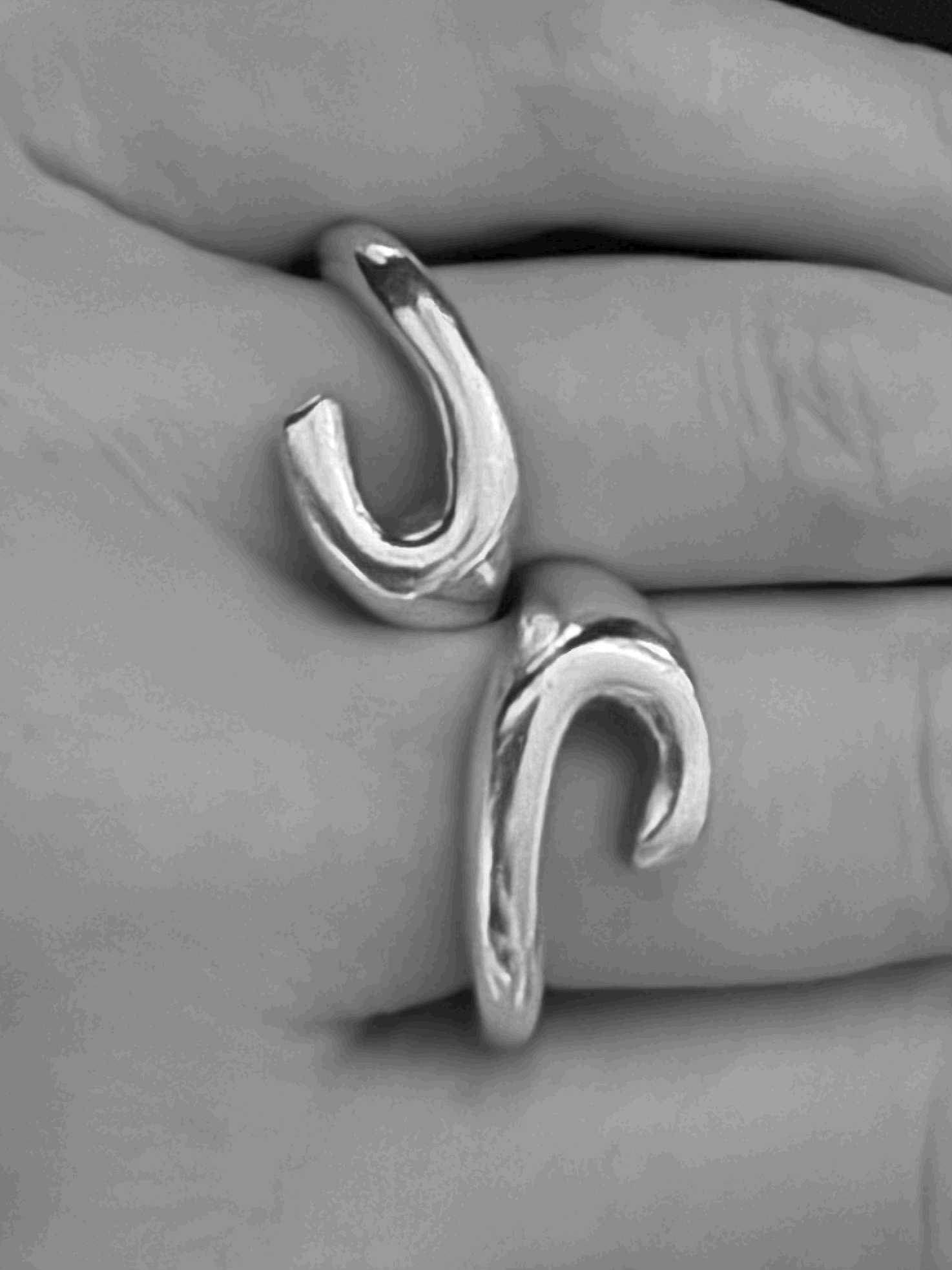 ravel interlocking rings in silver worn back to back