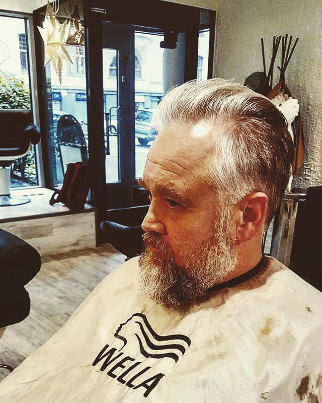 Uuteen viikkoon!😀🌟
#annanhiussalonki #etel&auml;helsinki #helsinki #myhelsinki #ullanlinna #finland #menshaircuts #shorthairlife #grayhair #gray #silverhair #goodhair #barbering #hairstyles #hairphotography