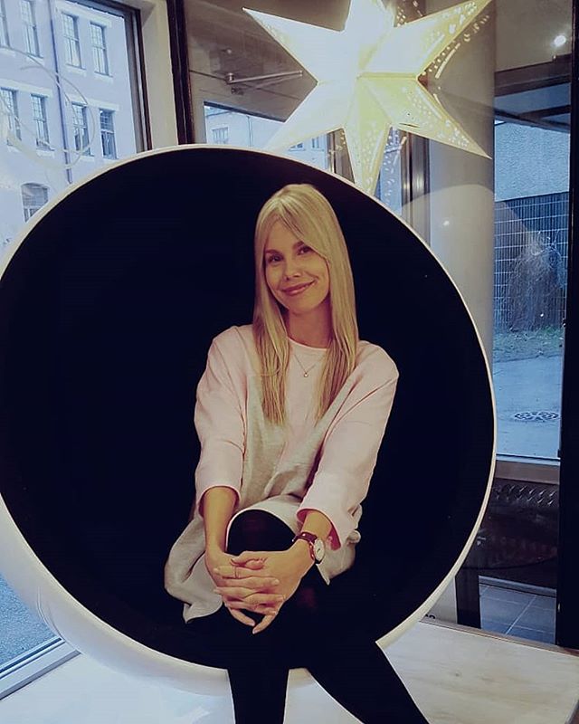 Mahtavaa lauantaita kaikille Salongilta😍😘🌟
#annanhiussalonki #etel&auml;helsinki #ullanlinna #hairphotography #helsinki #myhelsinki #finland #photography #hairgoals #longhair #blondhairstyle #neutralblond #otsis #colorhair #colorhairstyle