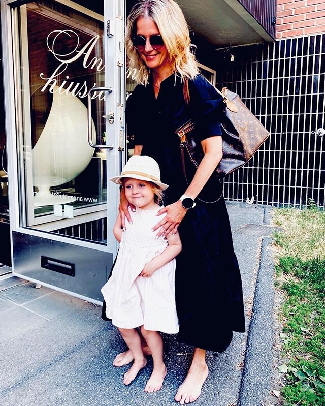 Ollaan Salongilla selv&auml;sti hullaannuttu l&auml;mm&ouml;st&auml;!🔥🌸😎☘️
Mahtavaa viikonloppua kaikille😘😘 #annanhiussalonki #etel&auml;helsinki #ullanlinna #helsinkifinland #finnishsummer #summertime #hairpainting #colorhair #hairdressing #bea