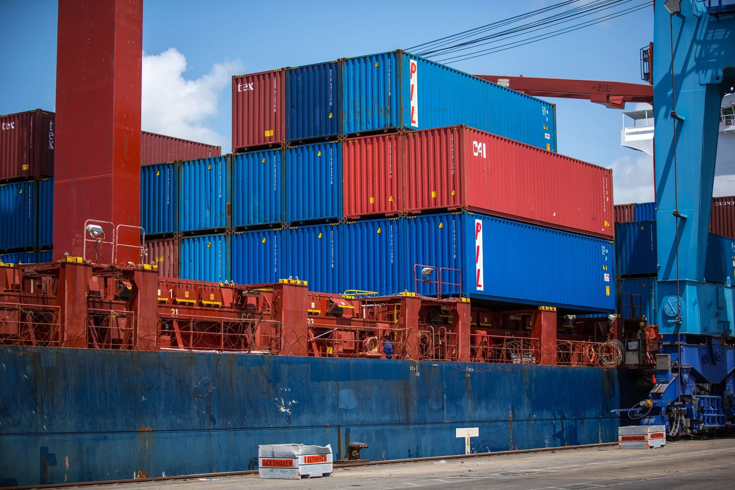 shipping-containers-1096829.jpg