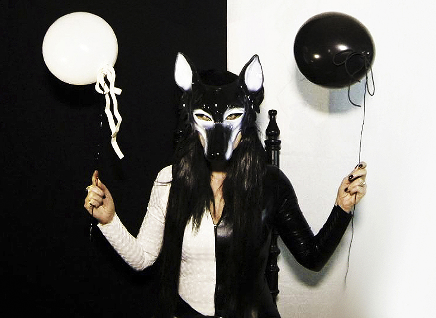 web_wolfmaskballoon_site2.jpg
