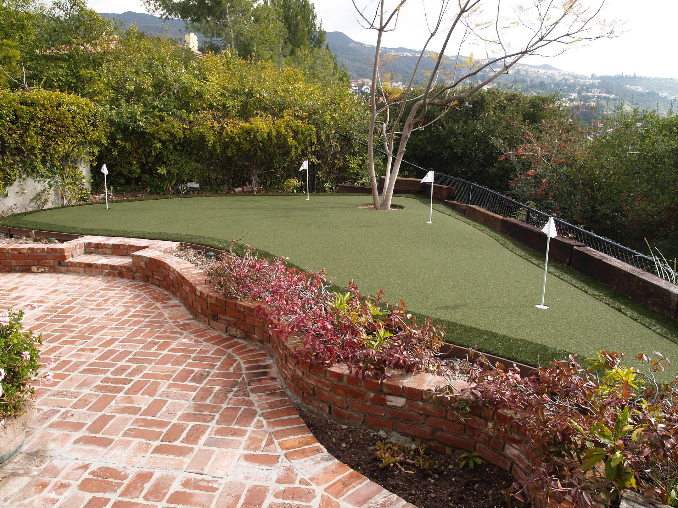 Synthetic putting green with pavers