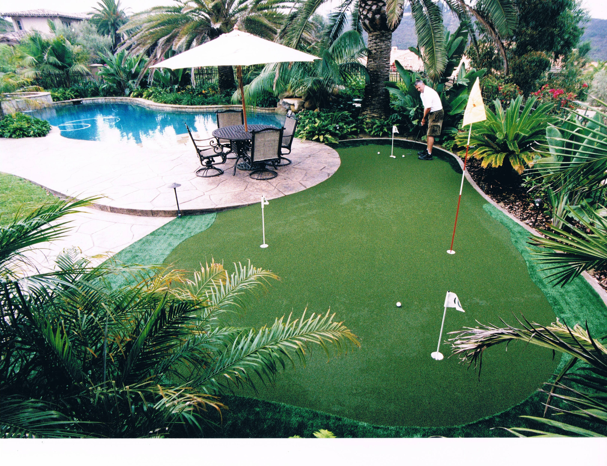 Synthetic grass with putting green