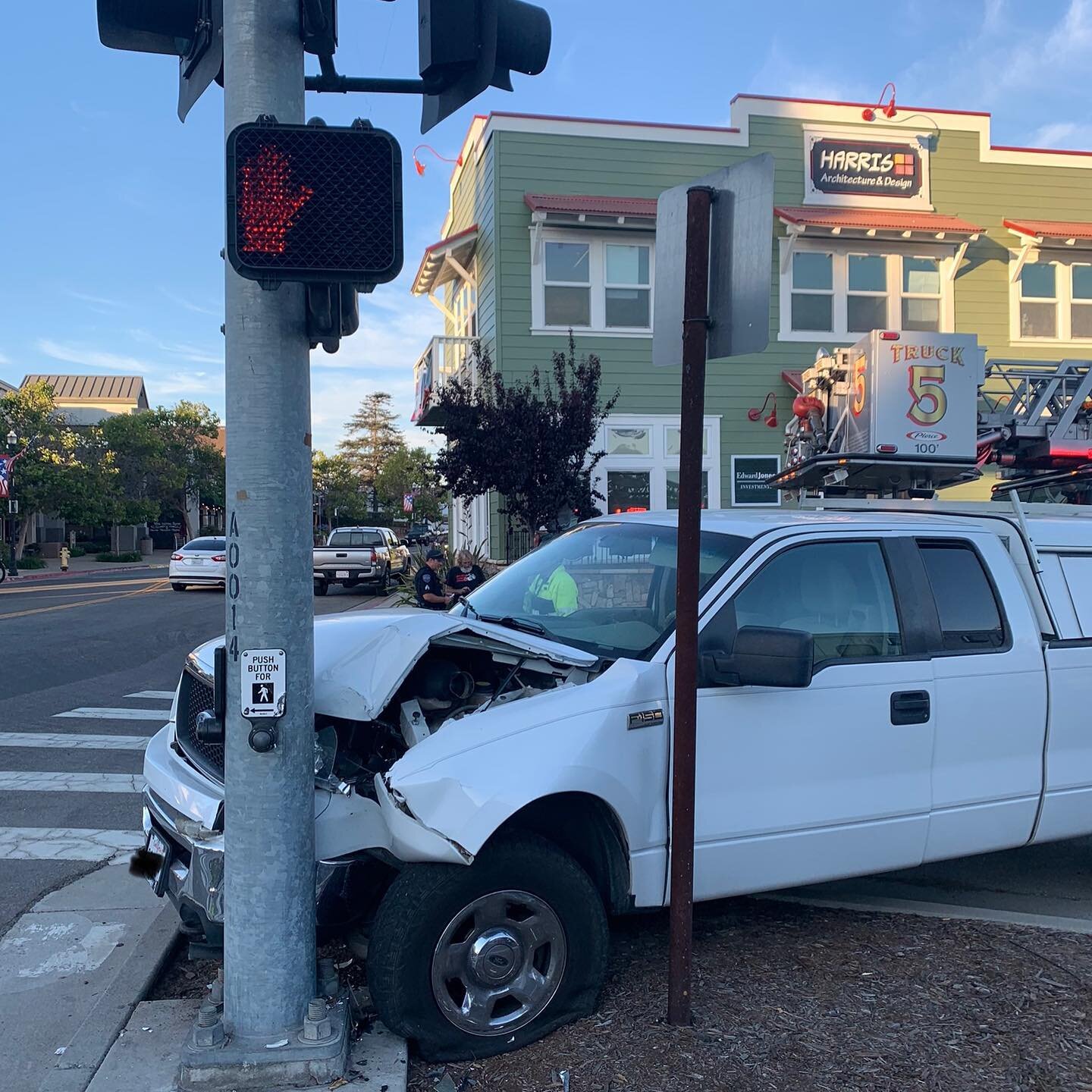 FCFA responded to a vehicle into a traffic signal Traffic Way/W Branch Arroyo Grande. Thankfully non-injury. #5citiesfire #arroyograndecity