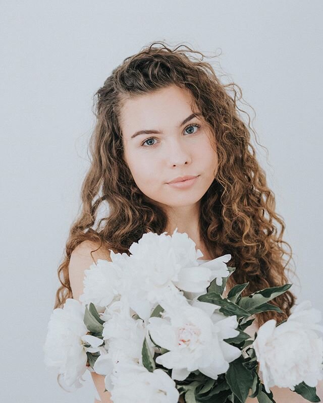 Peony love affair 🤍🌿
-
-
-
-
#ilzelucero #ilzelucerophoto #ilzelucerophotography #peoniesaremyfavorite #peoniesbouquet #peonybouquet #peonyseason #studioportrait #clarkstonphotographer #detroitphotographer #detroitphotography #detroitphotographers 