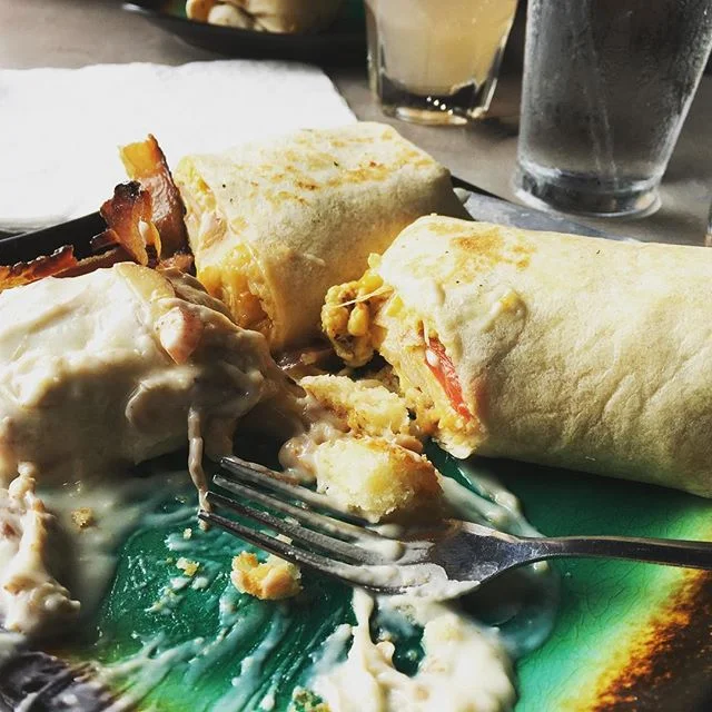 Looking for great brunch in #eastnashville? Need some open windows and sunshine for Sunday? The Pub at @thebasementeast has you covered. Link and review in bio. #Nashville #eastnasty #iwantbrunch #brunch #boozybrunch #biscuits #eastnashville #nashvil