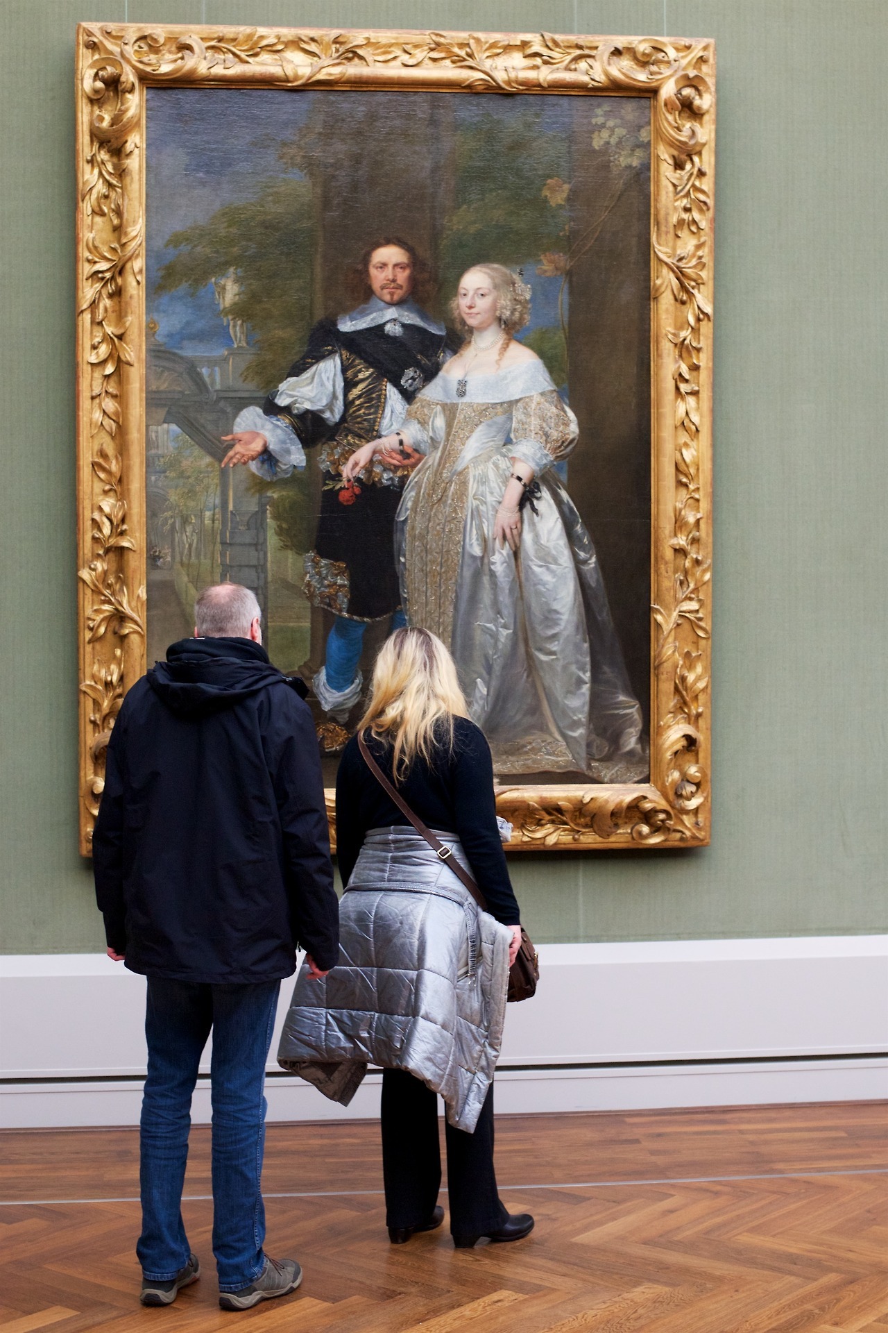 Человек рассматривает картину. Обди в картинной налерее. Галерея картин. Картина в музее. Картины из музея.
