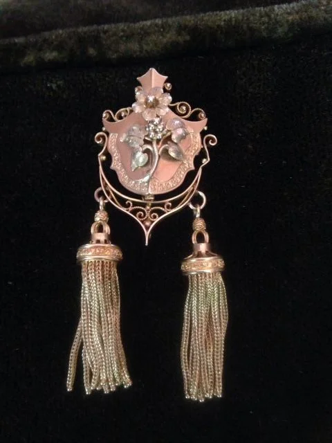 Tassel brooch, front
