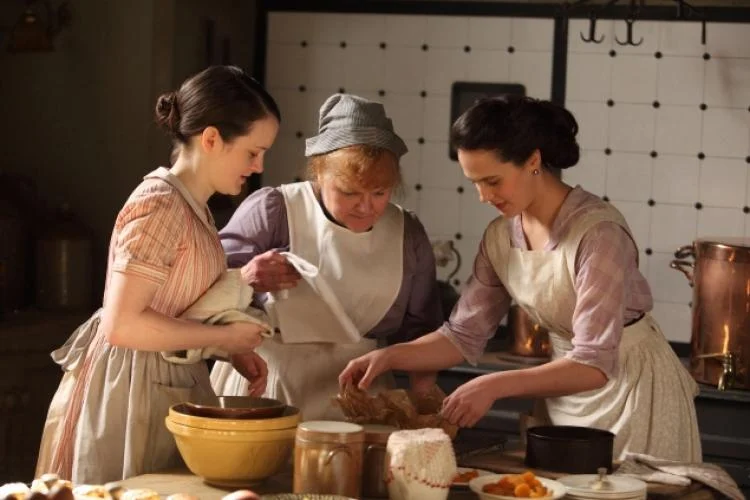 Daisy, Mrs. Patmore and Lady Sybil bake a cake - and use their Mason Cash mixing bowls!