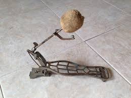 This bass drum pedal is not very good anymore.