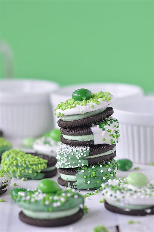 St.-Patricks-Day-Chocolate-Dipped-Oreos_0007.jpg