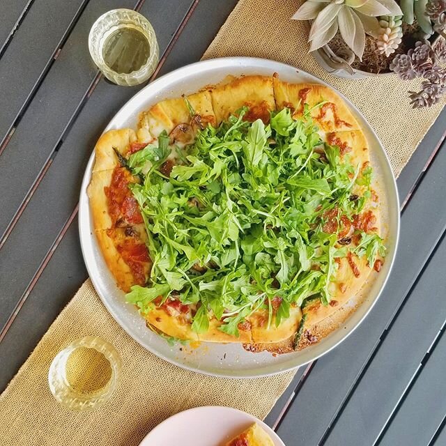 N O M |🍕🤤
.
Sometimes you just need to remind people it's OK to have some quaran-pizza! 🤷&zwj;♀️
.
.
.
.
.
.
.
.
.
.
.
.
.
#kimsfabfinds #kimsfabeats #pizza #pizzanight #quarantinecooking #youhadmeatpizza #homemade #fresno #fresyes #fresnoblogger 