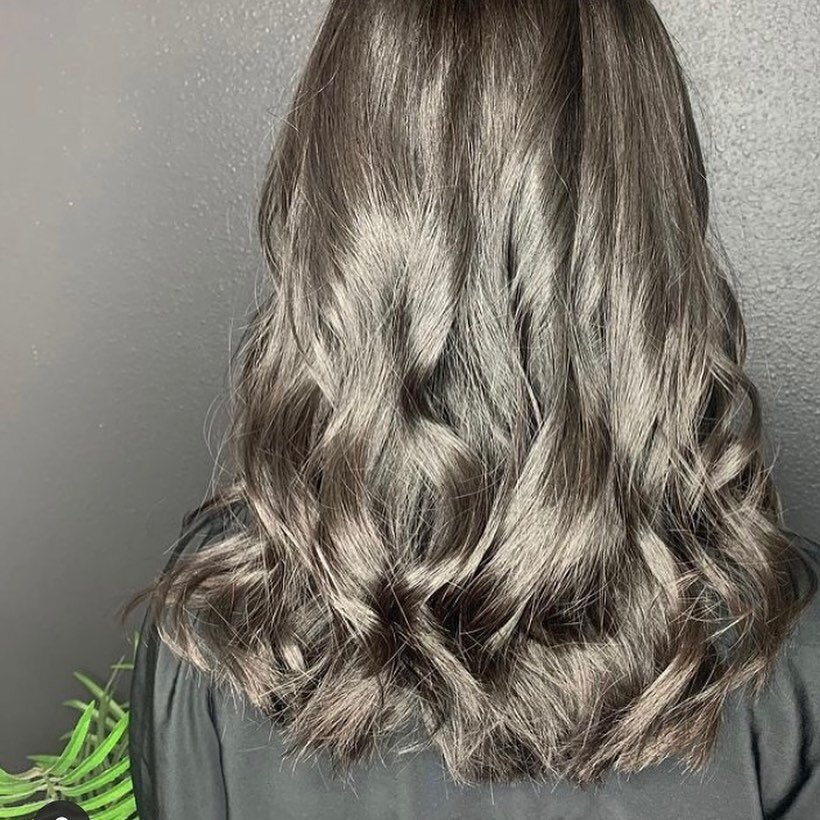 Nothing better than a healthy chop ✂️and some shiny af hair! Beautiful transformation by @haircarebydebi 🖤
.
.
.
.
#newportbeachsalon #newportbeachsalons #newportbeachhairstylist #newportbeach #ocsalons #ocstylist #haircut #thebigchop #longhairdontc