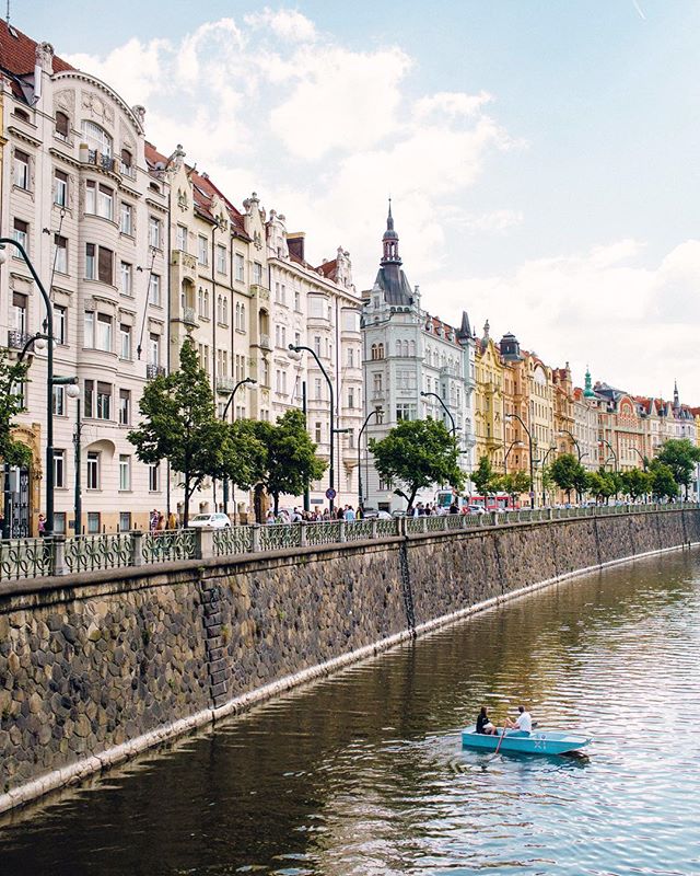 Took this photo after a few Czech beers 😜 Bye, Prague! You charmed us. Next up --&gt; Positano, Italy! #taylorcolephototravels #alifeofsims