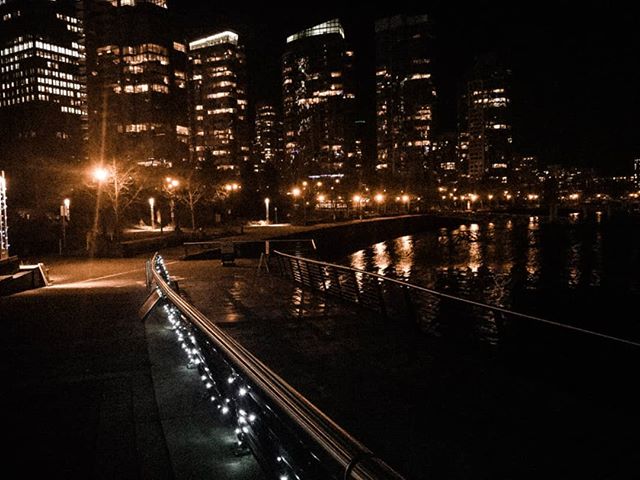 Got mad love for my city ✌🏻&hearts;️ #coalharbour #seawall #nightphotography #longexposure #moodygram #vancouverbc #vancouver #vancity #604 #downtown #LGV30