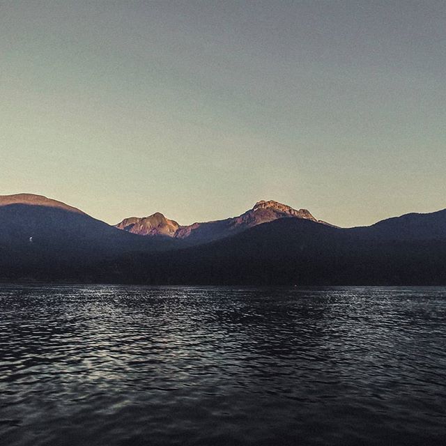 Craving to get out the city and be here ✌🏻 #pittlake #lake #paradise #ocean #mountains #bc #explorebc #sunset #lg #LGV30