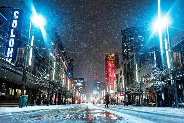 I took advantage of the weather last night and dusted off my @sonyalpha Vancouver you pretty 👌🏻#vancouver #granvillestreet #granvillestrip #dailyhivevan #mixvancouver #downtown #urban #urbanphotography #neon #neonlights #sony #sonya7 #sonmyalpha #3