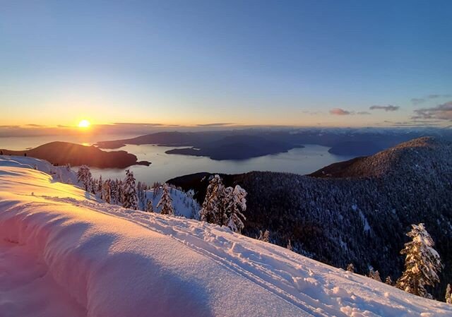 The sunset view at @cypressmtn was unbelievable today. Made it up to the top just in time and godamn it was worth it.  #cypress #cypressmountain #westvan #howesound #pnw #pacificnorthwest #ocean #mountains #vancouver #sunset #nature #beautiful #home