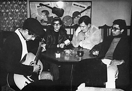 Guitaristfolk singer Dan Gillespie playing at the Primitif, Brisbane 1965. Larry Zetlin (right) listens. Photographer unknown.