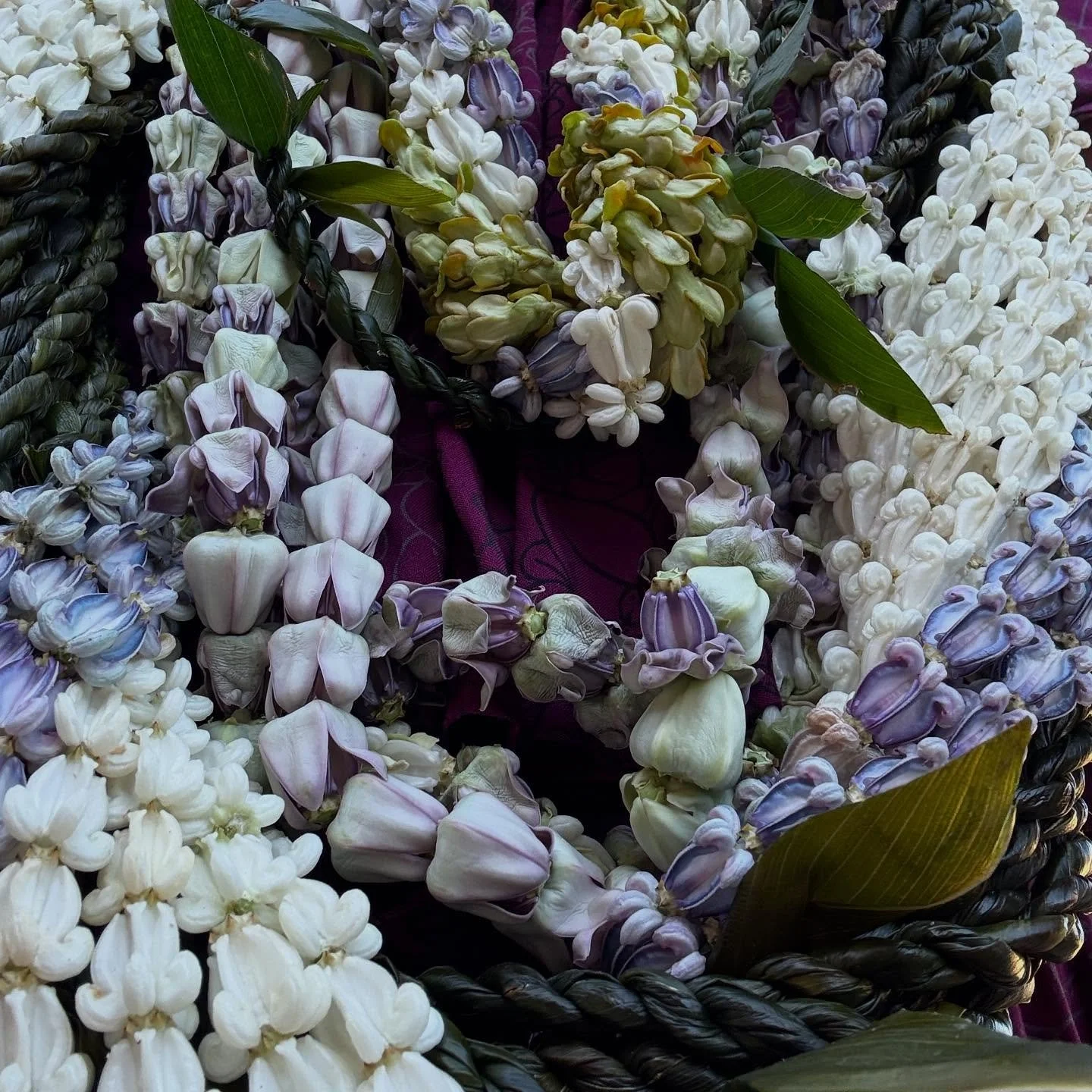 Leis for Days for our Kamaleialoha. Mahalo NUI to our ‘Ohana and village for celebrating with us and helping to make this special day SO SPECIAL!!! 🥰🥰🥰
Mahalo to my tita @nellynaks for ALWAYS adoring us with your stunning lei & lei po&r