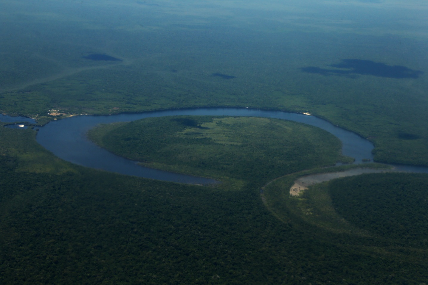 The Vichada River is one of the few rivers that haven’t been explored yet in Colombia for sport fishing and the Tucunaré or Peacock Bass fishes that have been captured in this river are giant species which weight more than 23 pounds. Photo courtesy of : Filiberto Pinzón Acosta
